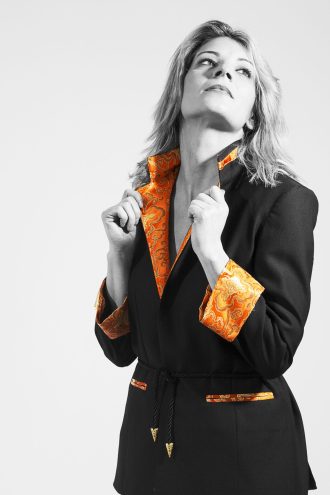 Angela Blazer Oriente naranja